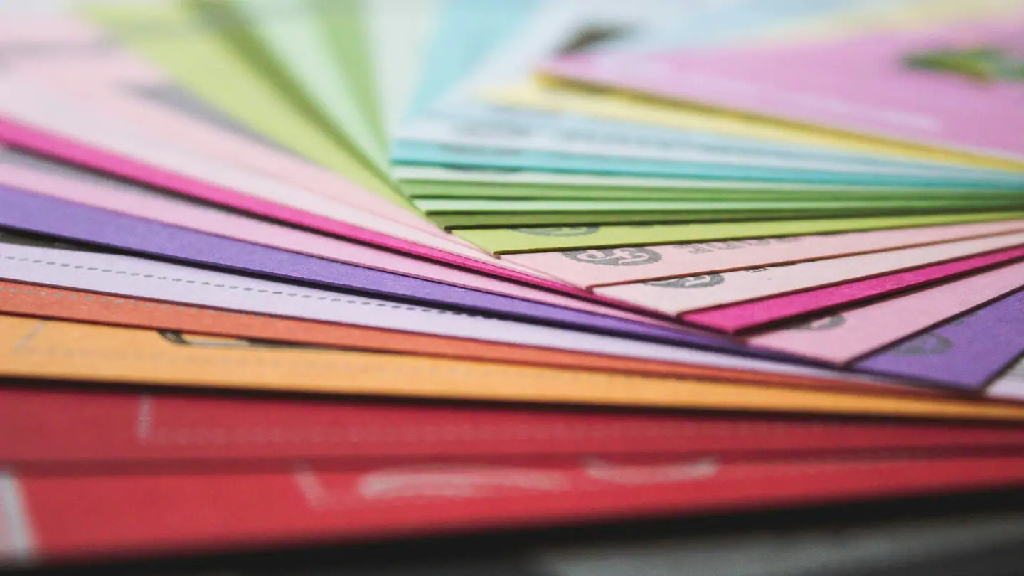 Aufgefächerte farbige Papiermuster für den Druck