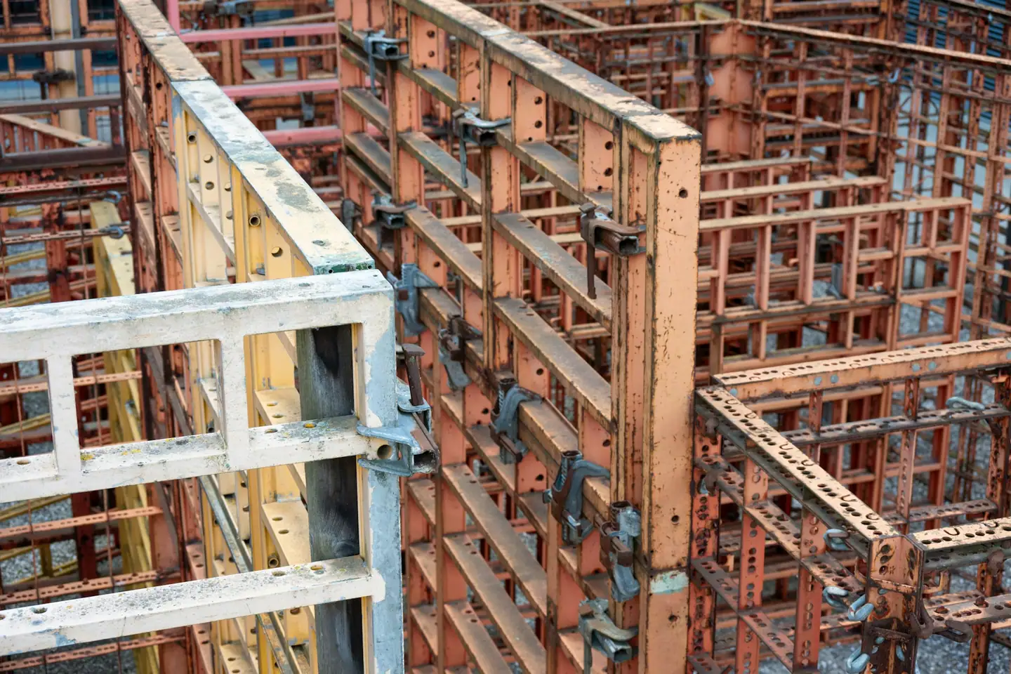 Aufgestellte Wandschalung aus Stahlrahmen vor dem Betonieren