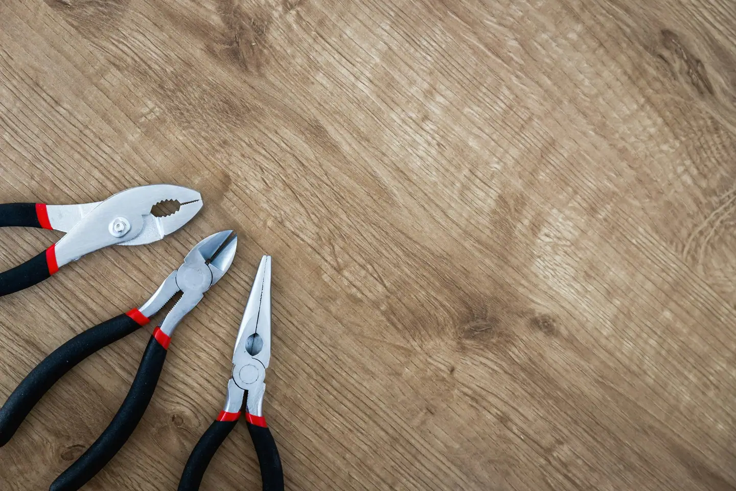 Gleitgelenkzange, Seitenschneider und Spitzzange auf der Holzwerkbank