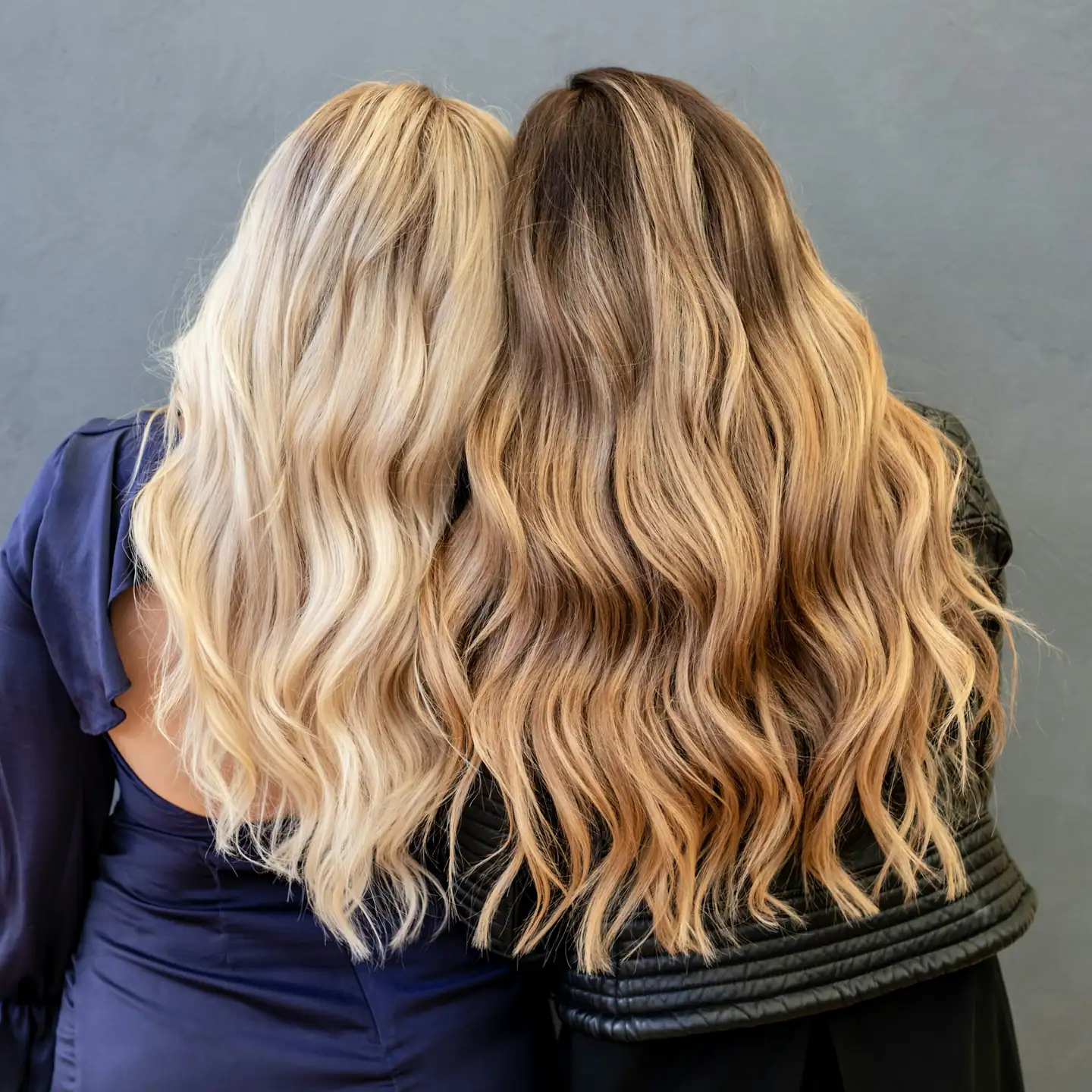 Zwei Frisuren von hinten: Blond und Karamell mit weichen Wellen