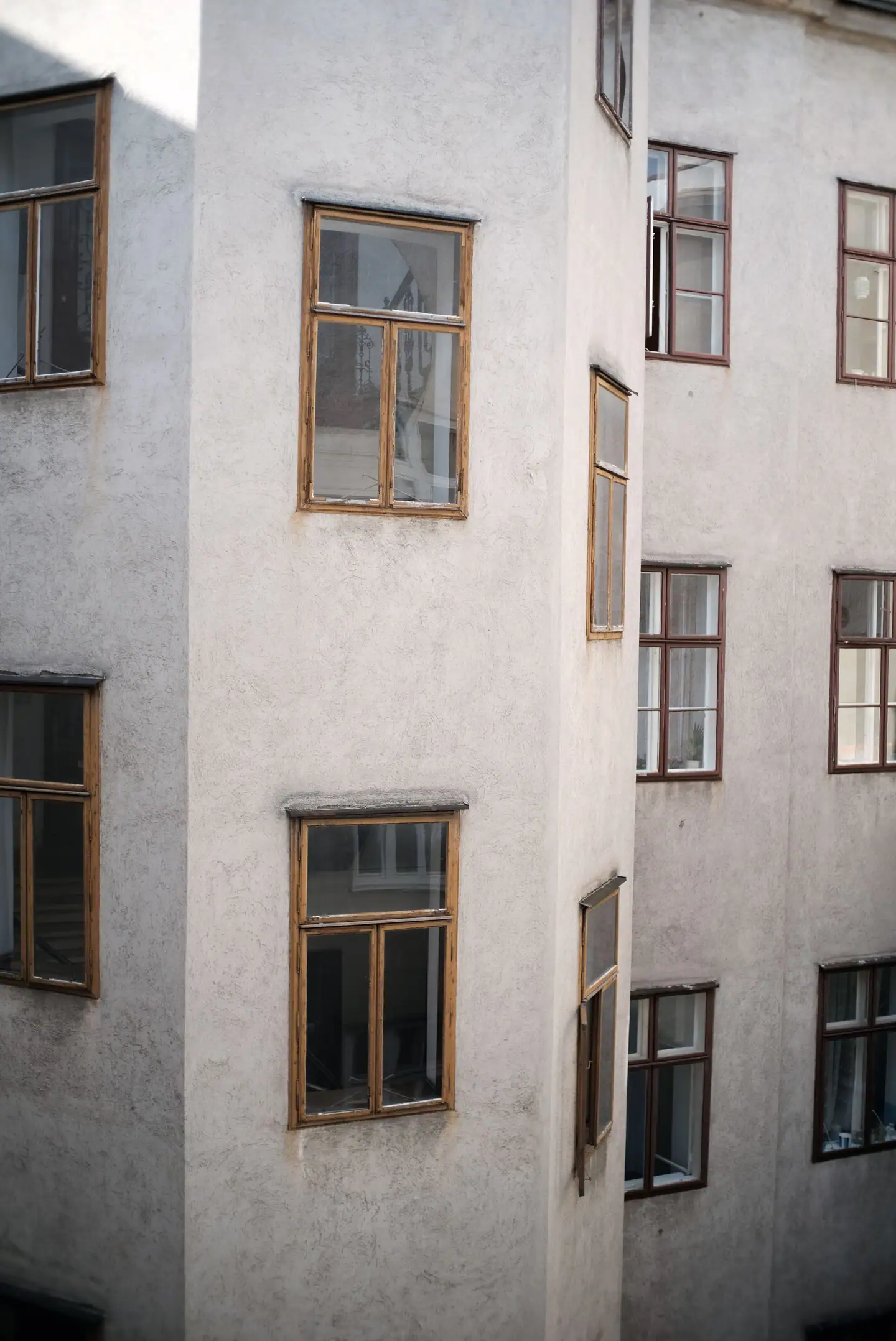 Hofseite eines Altbaus mit alten Kastenfenstern