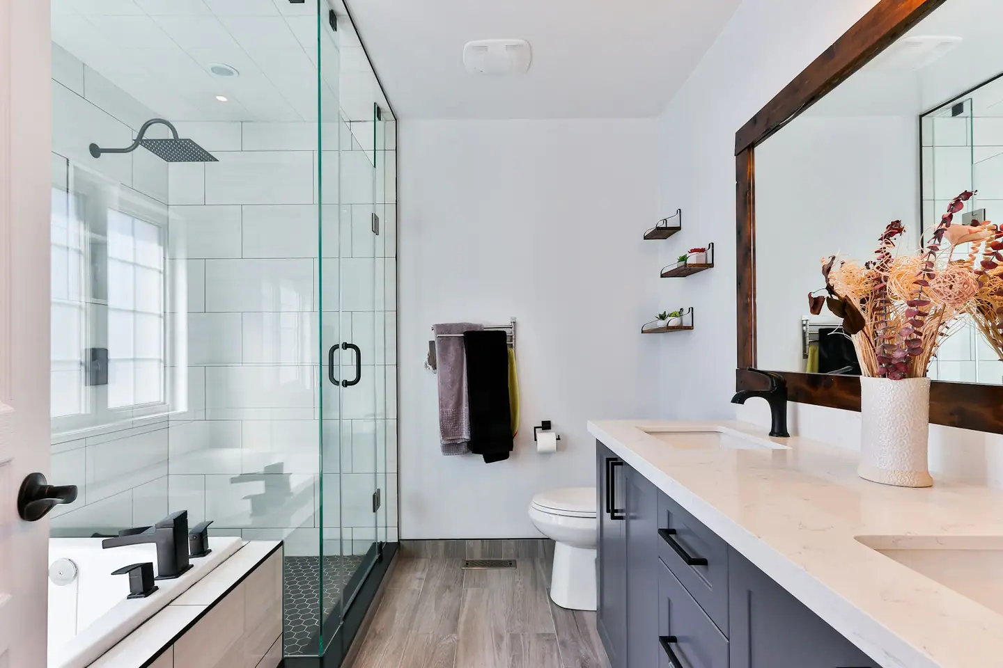 Neu installiertes Bad mit Glasdusche, Regenbrause und Doppelwaschtisch