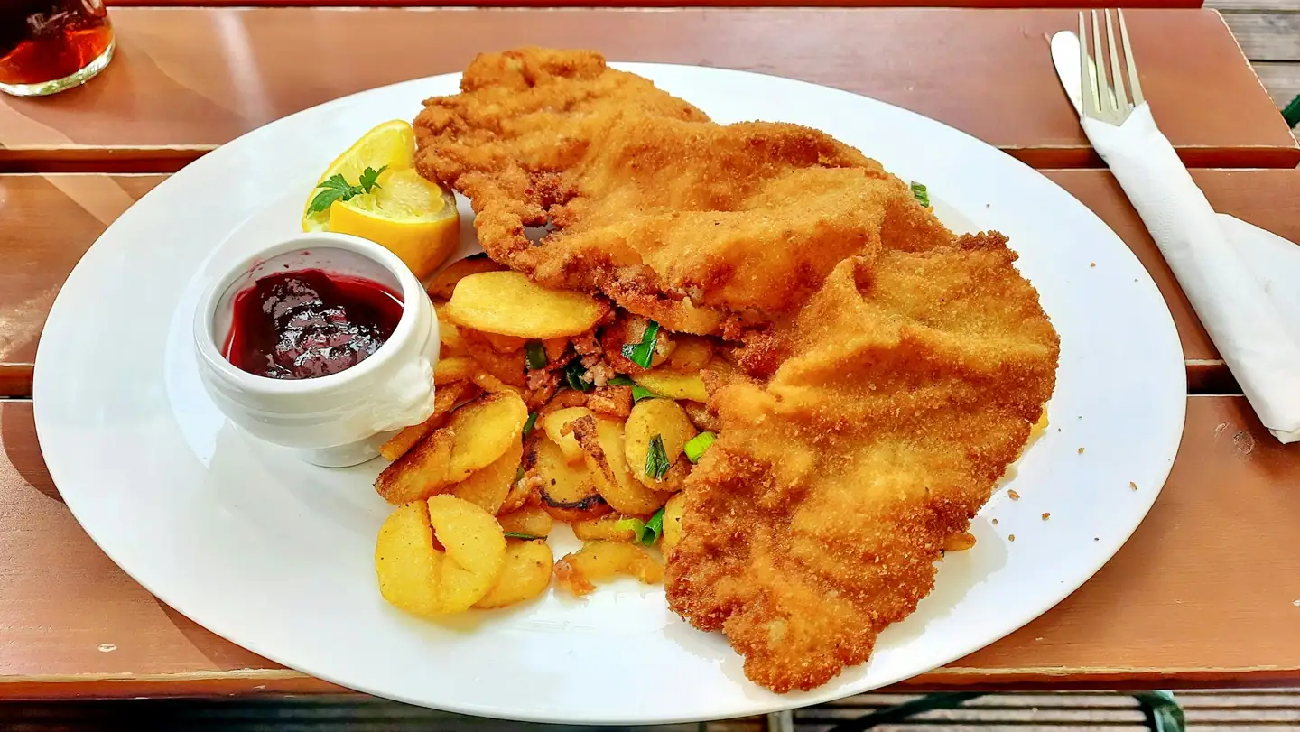 Wiener Schnitzel mit gerösteten Erdäpfeln, Preiselbeeren und Zitrone