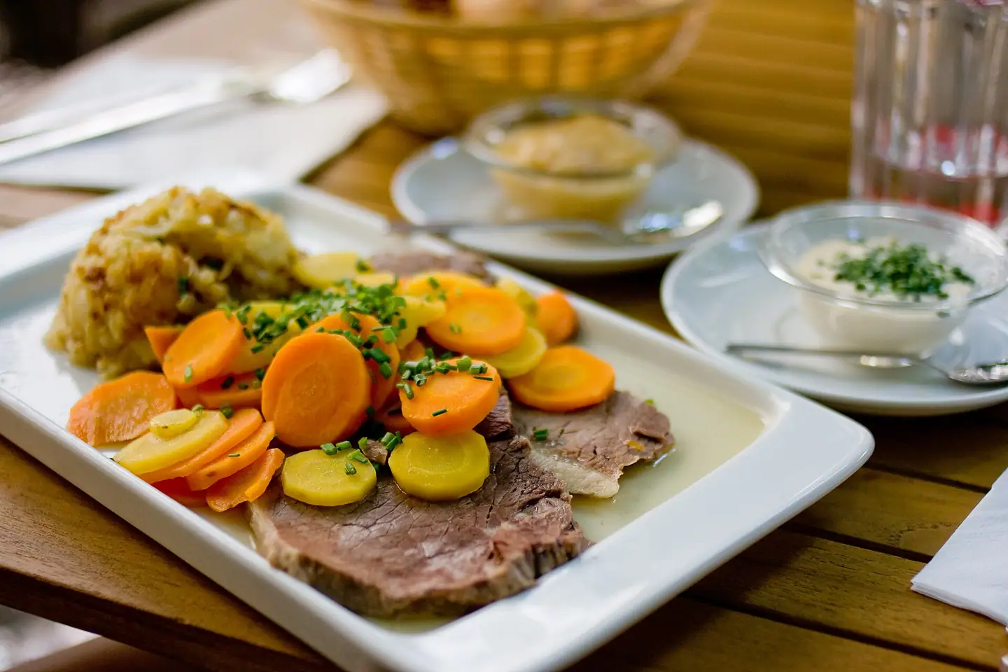 Tafelspitz mit Karotten, Rösti, Apfelkren und Schnittlauchsauce