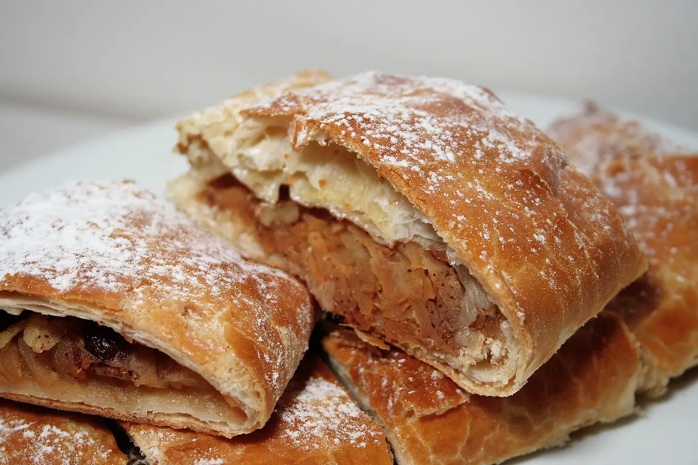 Apfelstrudel in Stücken, mit Staubzucker bestreut